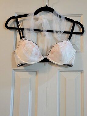 Victoria's Secret Limited Edition Ballerina Plunge Bra